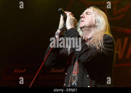 Rosemont, Illinois, USA. 21 mai, 2015. Singer BIFF BYFORD de Saxon il se produit sur la scène du Théâtre Rosemont dans Rosemont, Illinois © Daniel DeSlover/ZUMA/Alamy Fil Live News Banque D'Images