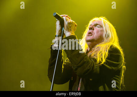 Rosemont, Illinois, USA. 21 mai, 2015. Singer BIFF BYFORD de Saxon il se produit sur la scène du Théâtre Rosemont dans Rosemont, Illinois © Daniel DeSlover/ZUMA/Alamy Fil Live News Banque D'Images