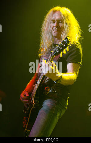 Rosemont, Illinois, USA. 21 mai, 2015. Guitariste DOUG SCARRATT de Saxon il se produit sur la scène du Théâtre Rosemont dans Rosemont, Illinois © Daniel DeSlover/ZUMA/Alamy Fil Live News Banque D'Images