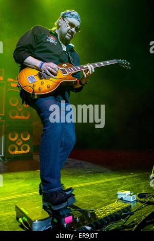 Rosemont, Illinois, USA. 21 mai, 2015. Le guitariste Paul Quinn de Saxon il se produit sur la scène du Théâtre Rosemont dans Rosemont, Illinois © Daniel DeSlover/ZUMA/Alamy Fil Live News Banque D'Images