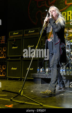 Rosemont, Illinois, USA. 21 mai, 2015. Singer BIFF BYFORD de Saxon il se produit sur la scène du Théâtre Rosemont dans Rosemont, Illinois © Daniel DeSlover/ZUMA/Alamy Fil Live News Banque D'Images