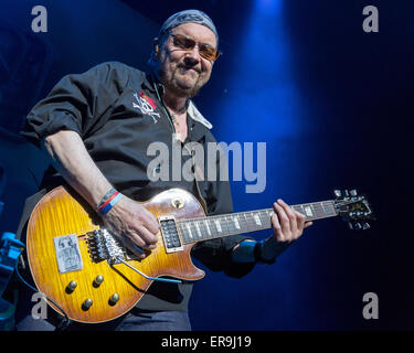 Rosemont, Illinois, USA. 21 mai, 2015. Le guitariste Paul Quinn de Saxon il se produit sur la scène du Théâtre Rosemont dans Rosemont, Illinois © Daniel DeSlover/ZUMA/Alamy Fil Live News Banque D'Images