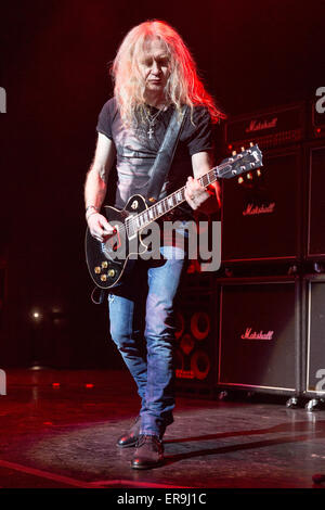 Rosemont, Illinois, USA. 21 mai, 2015. Guitariste DOUG SCARRATT de Saxon il se produit sur la scène du Théâtre Rosemont dans Rosemont, Illinois © Daniel DeSlover/ZUMA/Alamy Fil Live News Banque D'Images