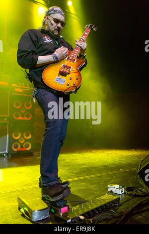 Rosemont, Illinois, USA. 21 mai, 2015. Le guitariste Paul Quinn de Saxon il se produit sur la scène du Théâtre Rosemont dans Rosemont, Illinois © Daniel DeSlover/ZUMA/Alamy Fil Live News Banque D'Images