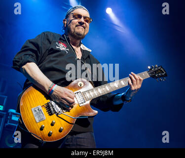 Rosemont, Illinois, USA. 21 mai, 2015. Le guitariste Paul Quinn de Saxon il se produit sur la scène du Théâtre Rosemont dans Rosemont, Illinois © Daniel DeSlover/ZUMA/Alamy Fil Live News Banque D'Images