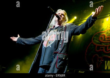 Rosemont, Illinois, USA. 21 mai, 2015. Singer BIFF BYFORD de Saxon il se produit sur la scène du Théâtre Rosemont dans Rosemont, Illinois © Daniel DeSlover/ZUMA/Alamy Fil Live News Banque D'Images