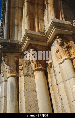 Détail de la colonne sur le portail d'une église médiévale de Loulé, Portugal Banque D'Images