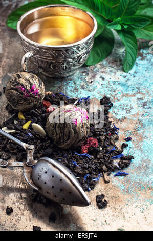 Deux bols en fer avec tisane sur fond de feuilles de menthe.Selective focus Banque D'Images