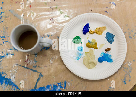 Une assiette en carton utilisé comme une palette de peinture Banque D'Images