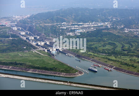 Yichang, Chine, Province de Hubei. 30 mai, 2015. Les bateaux passent l'écluse de navigation des Trois Gorges à Yichang, province du Hubei en Chine centrale, le 30 mai 2015. Le fret passer l'écluse de navigation des Trois Gorges a atteint 34,28 millions de tonnes de janvier à avril de cette année, en hausse de 5,77  % par rapport à celui de l'année dernière. Wang © Jiaman/Xinhua/Alamy Live News Banque D'Images