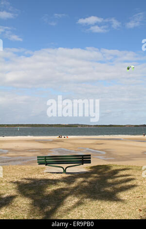 Banc de parc donnant sur Botany Bay à Sans Souci Banque D'Images