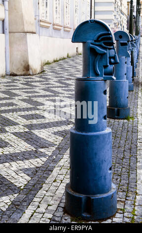 Le bleu clair metal Bollards cubiste à Malostranske namesti (Petit Quartier Square) à Prague Banque D'Images