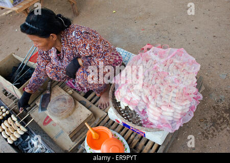 Une femme vend du vendeur bananes frites ambulante à Kampong Cham, au Cambodge. Banque D'Images