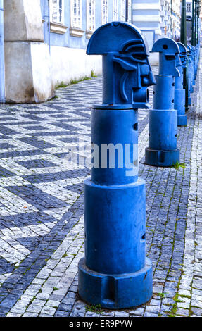 Le bleu clair metal Bollards cubiste à Malostranske namesti (Petit Quartier Square) à Prague Banque D'Images