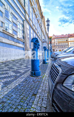 Le bleu clair metal Bollards cubiste à Malostranske namesti (Petit Quartier Square) à Prague Banque D'Images