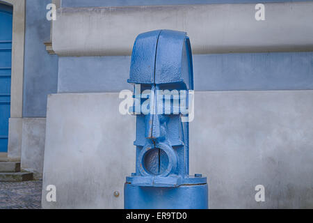 Le bleu clair metal Bollards cubiste à Malostranske namesti (Petit Quartier Square) à Prague Banque D'Images