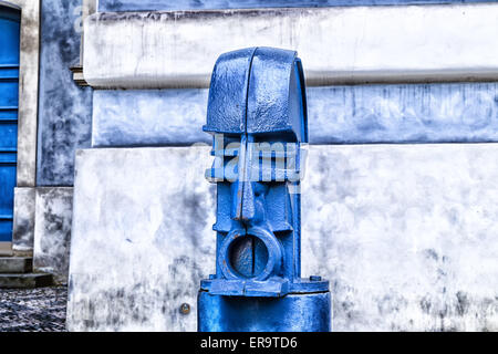 Le bleu clair metal Bollards cubiste à Malostranske namesti (Petit Quartier Square) à Prague Banque D'Images