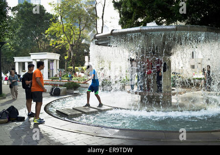 Dh Hong Kong Park CENTRAL HONG KONG garçons jouant dans l'eau de la fontaine Banque D'Images