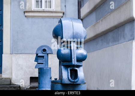 Le bleu clair metal Bollards cubiste à Malostranske namesti (Petit Quartier Square) à Prague Banque D'Images