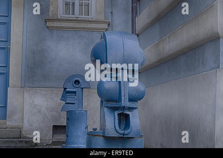 Le bleu clair metal Bollards cubiste à Malostranske namesti (Petit Quartier Square) à Prague Banque D'Images