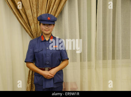Au Sichuan, en Chine. 29 mai, 2015. Un narrateur avec chiffons de l'Armée rouge est à la longue marche de l'Armée Rouge Museum de Luding county, province du Sichuan, sud-ouest de la Chine le 30 mai 2015. Credit : Panda Eye/Alamy Live News Banque D'Images