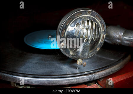 Tête avec un vieux gramophone aiguille sur le disque vinyle closeup Banque D'Images