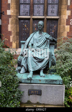 Royaume-uni, Angleterre, Cambridge. Pembroke College. Statue de William Pitt le Jeune. Banque D'Images