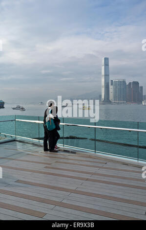 dh Hong Kong Harbour promenade CENTRE HONG KONG couple chinois regardant vers le port de victoria Banque D'Images