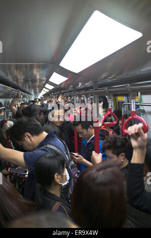 dh train de masse MTR HONG KONG métro passagers chinois Trains personnes navetteurs personnes fréquentées navettage Chine foules passagers bondés Banque D'Images