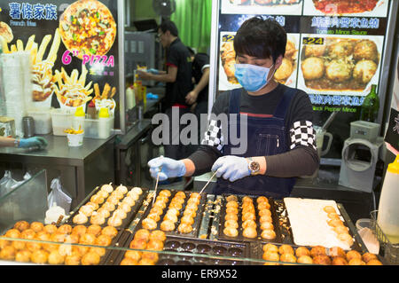 Dh Food Food stall fast-food chinois de HONG KONG L'homme avec masque d'hygiène Banque D'Images