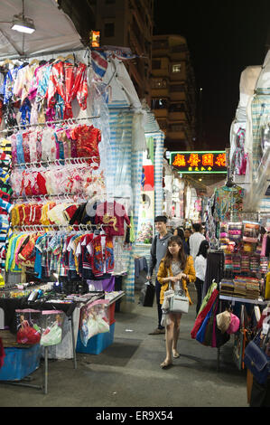 Dh Ladies Market Mong Kok HONG KONG Chinois couple walking through night market stall street marchés mongkok Banque D'Images