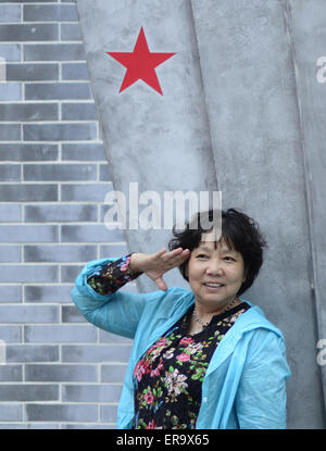 Au Sichuan, en Chine. 29 mai, 2015. Une femme pose pour la photographie avant d'un signe de l'étoile rouge à la cérémonie d'ouverture d'une longue marche de l'Armée Rouge Museum de Luding county, province du Sichuan, sud-ouest de la Chine le 29 mai 2015. Credit : Panda Eye/Alamy Live News Banque D'Images
