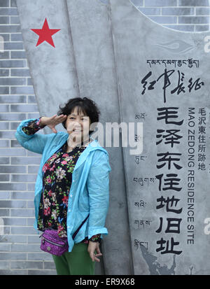 Au Sichuan, en Chine. 29 mai, 2015. Une femme pose pour la photographie avant d'un signe de l'étoile rouge à la cérémonie d'ouverture d'une longue marche de l'Armée Rouge Museum de Luding county, province du Sichuan, sud-ouest de la Chine le 29 mai 2015. Credit : Panda Eye/Alamy Live News Banque D'Images