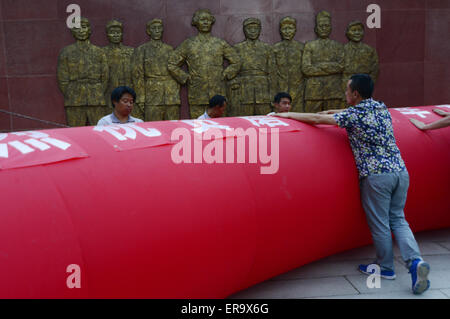 Au Sichuan, en Chine. 29 mai, 2015. Préparation pour une cérémonie d'ouverture d'une longue marche de l'Armée Rouge Museum de Luding county, province du Sichuan, sud-ouest de la Chine le 29 mai 2015. Credit : Panda Eye/Alamy Live News Banque D'Images