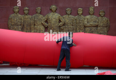Au Sichuan, en Chine. 29 mai, 2015. Un travailleur se prépare pour la cérémonie d'ouverture d'une longue marche de l'Armée Rouge Museum de Luding county, province du Sichuan, sud-ouest de la Chine le 29 mai 2015. Credit : Panda Eye/Alamy Live News Banque D'Images