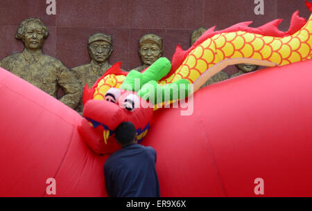 Au Sichuan, en Chine. 29 mai, 2015. Un travailleur se prépare pour la cérémonie d'ouverture d'une longue marche de l'Armée Rouge Museum de Luding county, province du Sichuan, sud-ouest de la Chine le 29 mai 2015. Credit : Panda Eye/Alamy Live News Banque D'Images