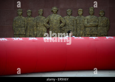 Au Sichuan, en Chine. 29 mai, 2015. Un travailleur se prépare pour la cérémonie d'ouverture d'une longue marche de l'Armée Rouge Museum de Luding county, province du Sichuan, sud-ouest de la Chine le 29 mai 2015. Credit : Panda Eye/Alamy Live News Banque D'Images