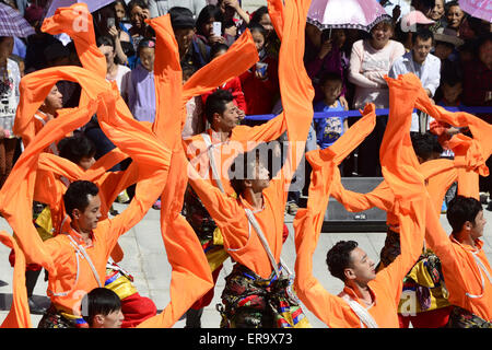 Au Sichuan, en Chine. 29 mai, 2015. Un travailleur se prépare pour la cérémonie d'ouverture d'une longue marche de l'Armée Rouge Museum de Luding county, province du Sichuan, sud-ouest de la Chine le 29 mai 2015. Credit : Panda Eye/Alamy Live News Banque D'Images