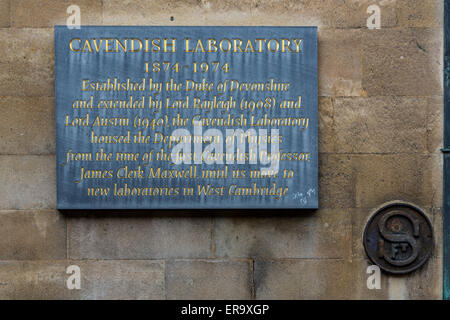 Royaume-uni, Angleterre, Cambridge. Inscription commémorant le laboratoire Cavendish, anciennement installé dans ce bâtiment. Banque D'Images