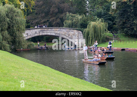 Royaume-uni, Angleterre, Cambridge. Promenades en barque sur la rivière Cam, par King's Bridge. Banque D'Images
