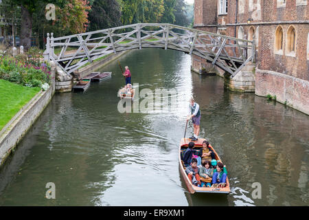 Royaume-uni, Angleterre, Cambridge. Les visiteurs asiatiques dans un Punt sur la rivière Cam par le pont mathématique, Queen's College. Banque D'Images