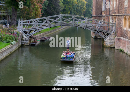 Royaume-uni, Angleterre, Cambridge. Promenades en barque sur la rivière Cam par le pont mathématique, Queen's College. Banque D'Images