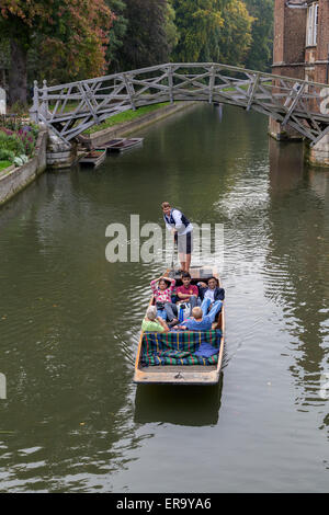 Royaume-uni, Angleterre, Cambridge. Promenades en barque sur la rivière Cam par le pont mathématique, Queen's College. Banque D'Images