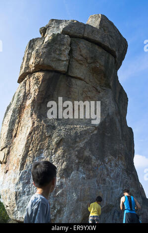 Dh Amah Rock NOUVEAUX TERRITOIRES HONG KONG Chinese boy looking up at Amah Rock Lion Rock Country Park Banque D'Images