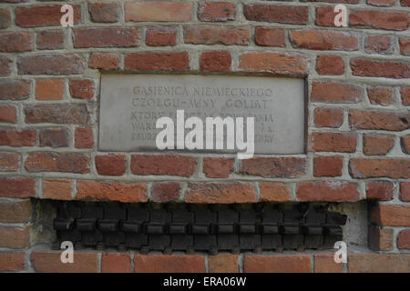 German tank Goliath-mine, la voie de l'Insurrection de Varsovie de 1944 ci-dessous, l'information en mur de brique la cathédrale St Jean, Vieille Ville, Varsovie Banque D'Images