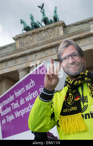 Berlin, Allemagne. 30 mai, 2015. Un fan de Bundesliga football club Borussia Dortmund porte un masque d'entraîneur en chef Jürgen Klopp en tant qu'il pose en face de la porte de Brandebourg à Berlin, Allemagne, 30 mai 2015. Dortmund VfL Wolfsburg face à la finale de la Coupe DFB allemand ce soir. Dpa : Crédit photo alliance/Alamy Live News Banque D'Images