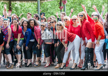 Londres, Royaume-Uni. 30 mai 2015. Au début de l'espoir dans des talons course de bienfaisance dans Battersea Park, où les participants doivent porter des chaussures à talons hauts de course. L'événement a eu lieu au profit de l'organisme de bienfaisance HopeHIV, qui soutient les enfants en Afrique sub-saharienne qui sont devenus orphelins ou affectés par le VIH/SIDA. Crédit : Stephen Chung / Alamy Live News Banque D'Images