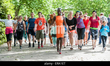 Londres, Royaume-Uni. 30 mai 2015. Au début de l'espoir dans des talons course de bienfaisance dans Battersea Park, où les participants doivent porter des chaussures à talons hauts de course. L'événement a eu lieu au profit de l'organisme de bienfaisance HopeHIV, qui soutient les enfants en Afrique sub-saharienne qui sont devenus orphelins ou affectés par le VIH/SIDA. Crédit : Stephen Chung / Alamy Live News Banque D'Images