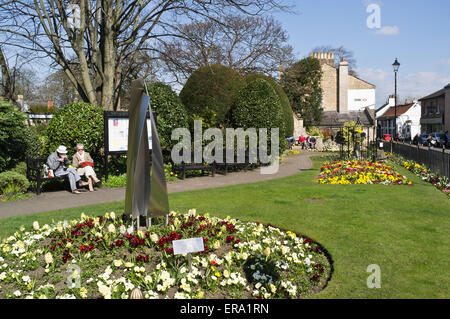 dh public Gardens WETHERBY WEST YORKSHIRE personnes assis sur le banc d'exposition de fleurs parc espace printemps ville jardin lits royaume-uni parcs Banque D'Images