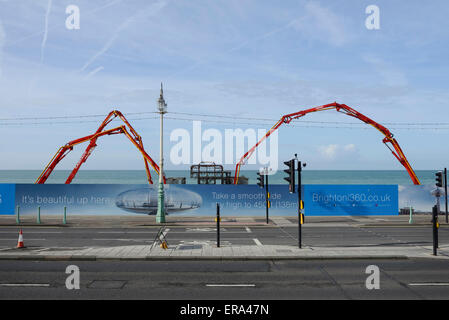 Sur le site de construction du Brighton BA J360, grande pompe les rampes de béton de camions. Les rampes peuvent être vues au-dessus du haut de la thésaurisation sur le site. L'abandon de la jetée Ouest peut être vu dans l'arrière-plan. Pendant le processus de former le sous-sol et les fondations sur le site autour de 2 640 tonnes de béton ont été livrés sur le site par camion. Banque D'Images